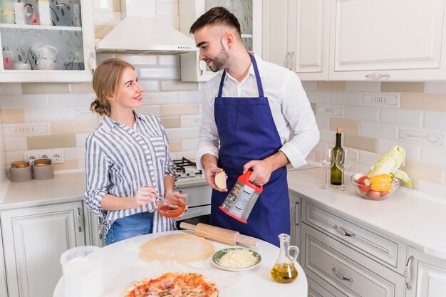 Pareja joven, cocina, pizza, en, cocina