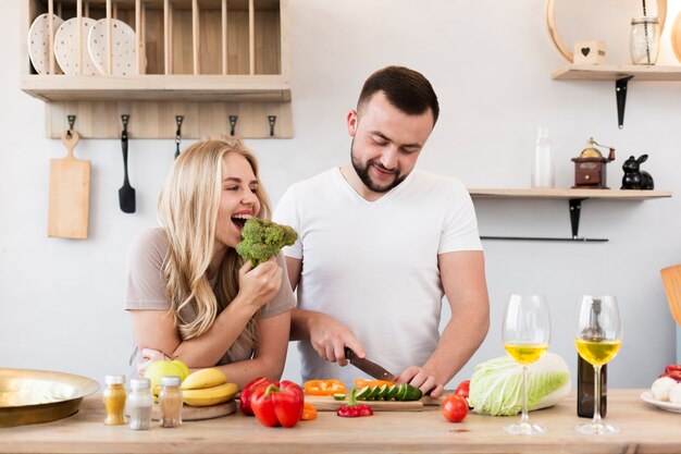 Pareja joven cocinando en la cocina