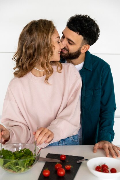 Pareja joven cocinando juntos en casa