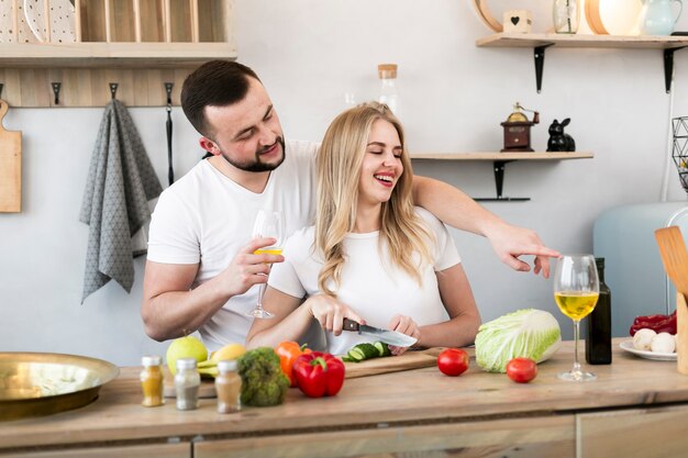 Pareja joven cocinando juntos