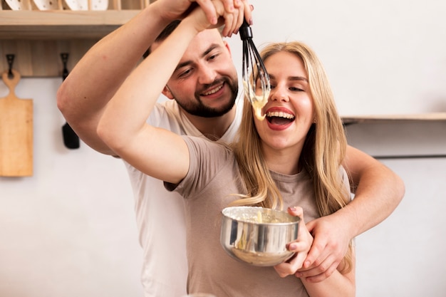 Pareja joven cocinando juntos