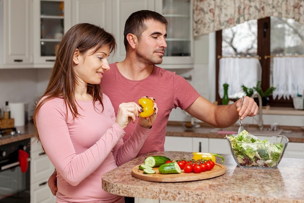 Foto gratuita pareja joven, comida sana