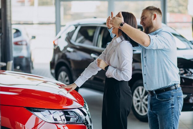 Pareja joven comprando un coche nuevo