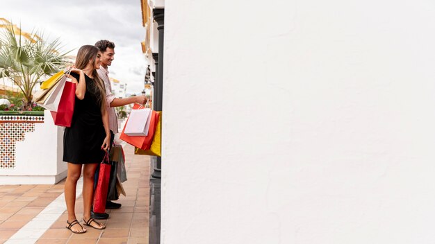 Pareja joven de compras con espacio de copia