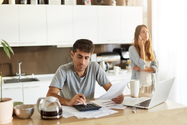 Pareja joven comprobando su presupuesto familiar