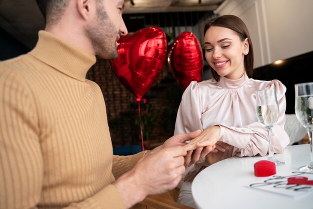 Pareja joven comprometiéndose en el día de San Valentín