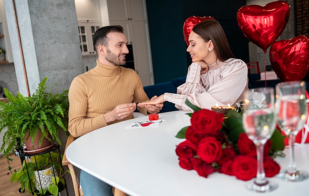 Pareja joven comprometiéndose en el día de San Valentín