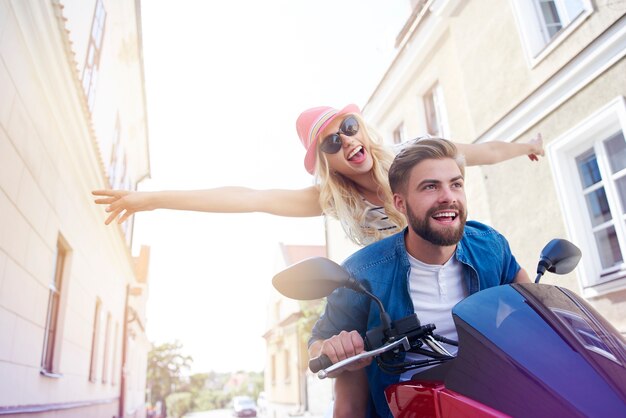 Pareja joven durante la conducción de un scooter