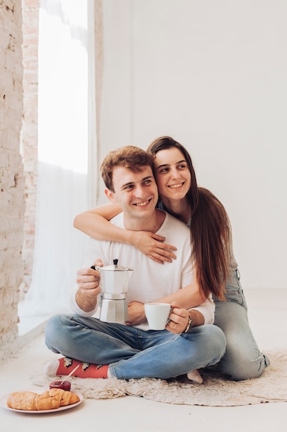 Pareja joven desayunando