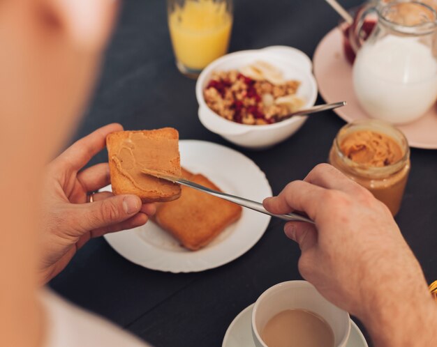 Pareja joven desayunando