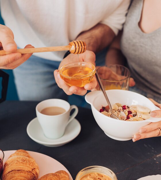 Pareja joven desayunando