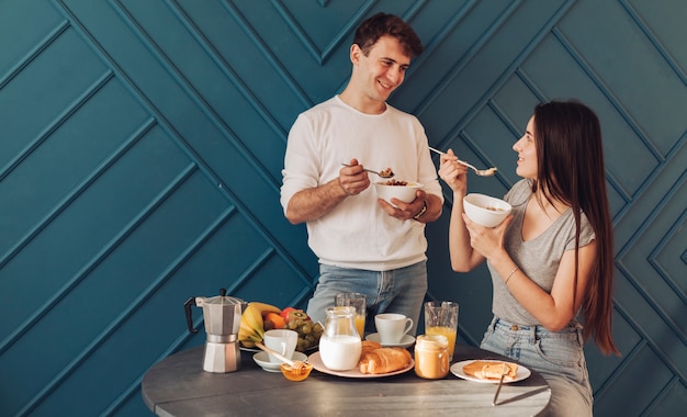 Foto gratuita pareja joven desayunando