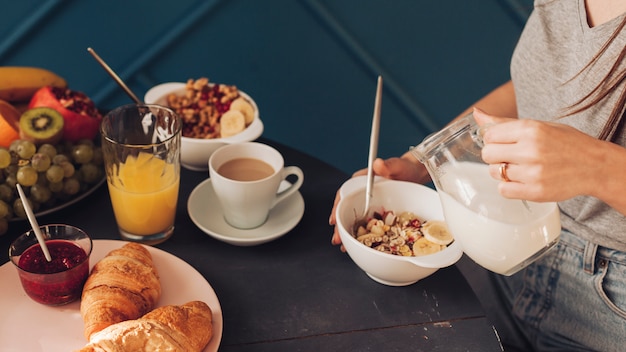 Foto gratuita pareja joven desayunando