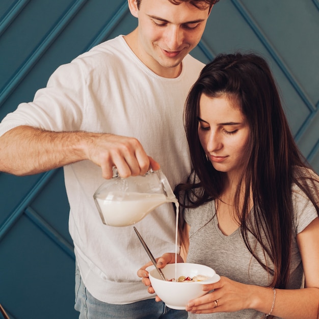 Pareja joven desayunando