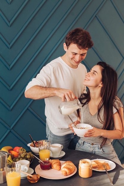 Pareja joven desayunando