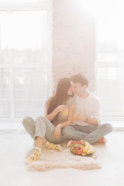 Pareja joven desayunando