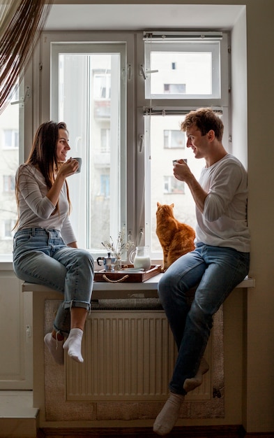 Pareja joven desayunando