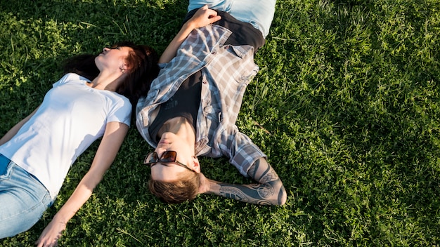 Pareja joven descansando en glade