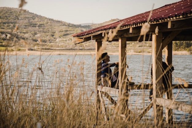 Pareja joven descansando junto al lago