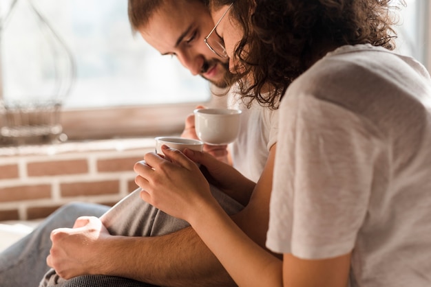 Pareja joven disfrutando el café juntos