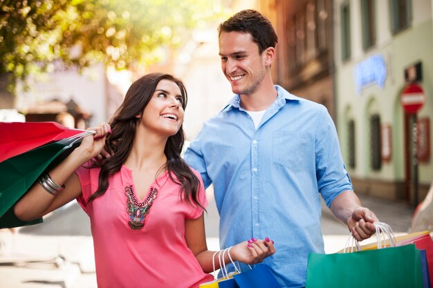 Pareja joven disfrutando de compras juntos