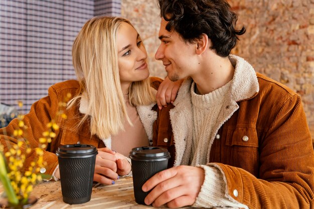 Pareja joven disfrutando de una taza de café