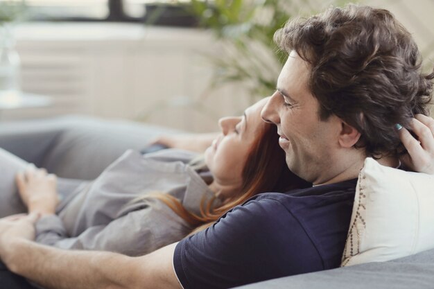 Pareja joven disfrutando de tiempo juntos en casa