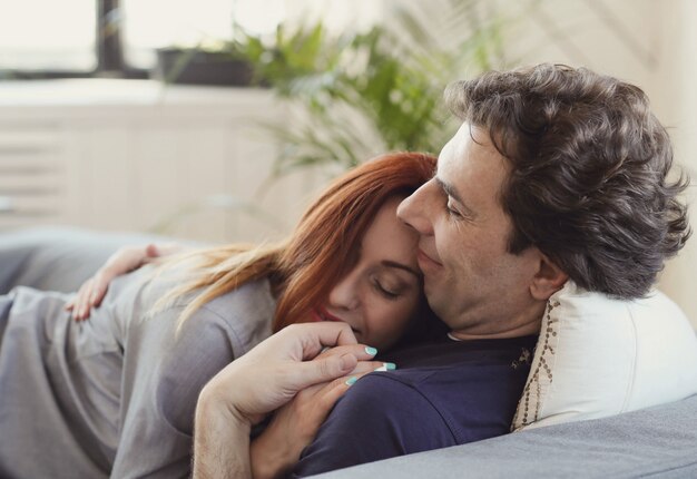 Pareja joven disfrutando de tiempo juntos en casa