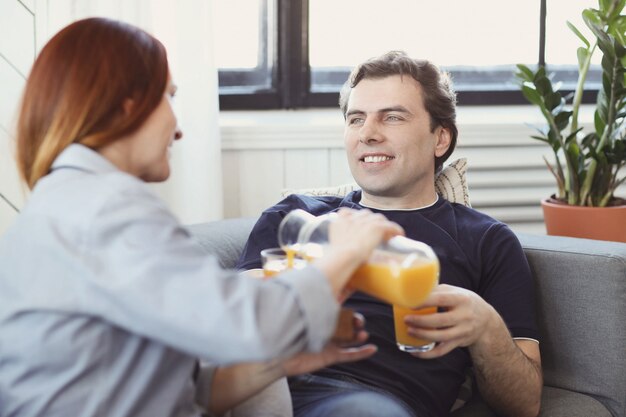 Pareja joven disfrutando de tiempo juntos en casa