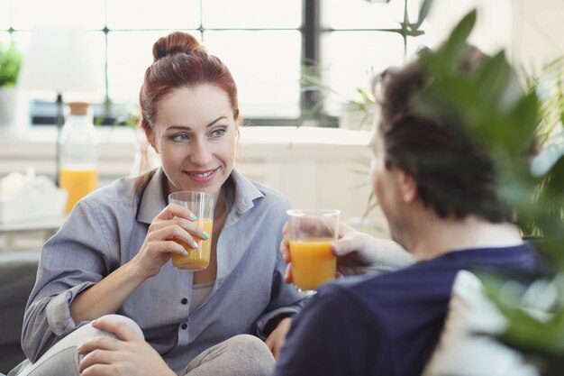 Pareja joven disfrutando de tiempo juntos en casa