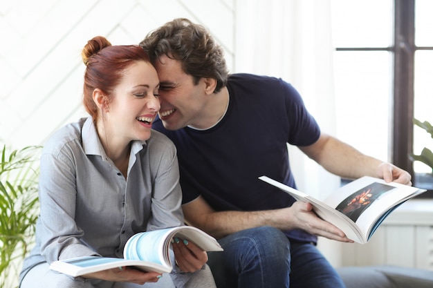 Pareja joven disfrutando de tiempo juntos en casa