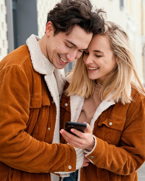 Pareja joven disfrutando de tiempo juntos