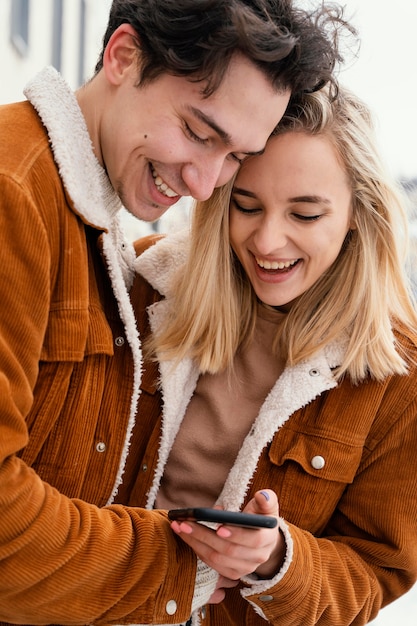 Foto gratuita pareja joven disfrutando de tiempo juntos