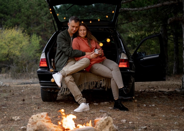 Pareja joven disfrutando de viaje por carretera