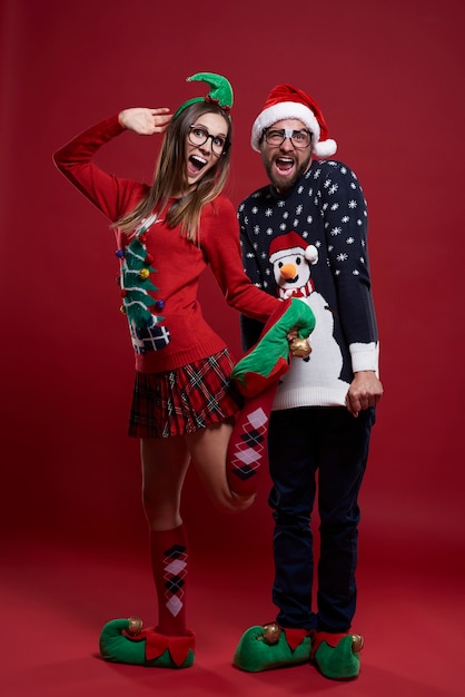 Pareja joven, en, divertido, navidad, ropa