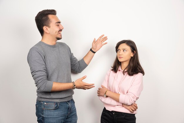 Foto gratuita pareja joven divirtiéndose en blanco.