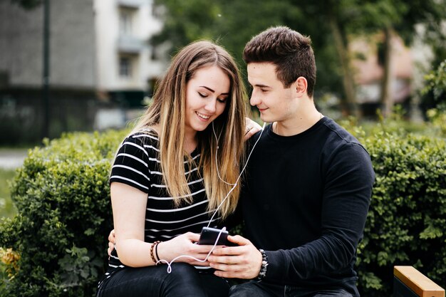 Pareja joven divirtiéndose