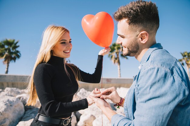 Pareja joven emocionada decidiendo casarse