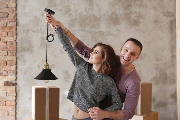 Pareja joven empacando cosas para moverse y bailar