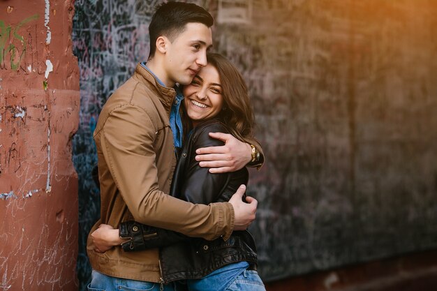 Pareja joven enamorada abrazándose