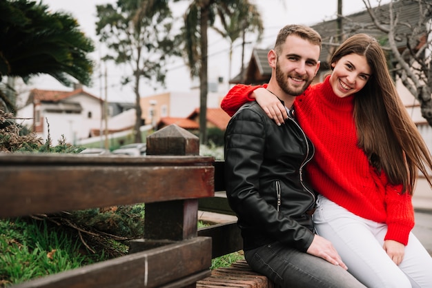 Foto gratuita pareja joven enamorada al aire libre