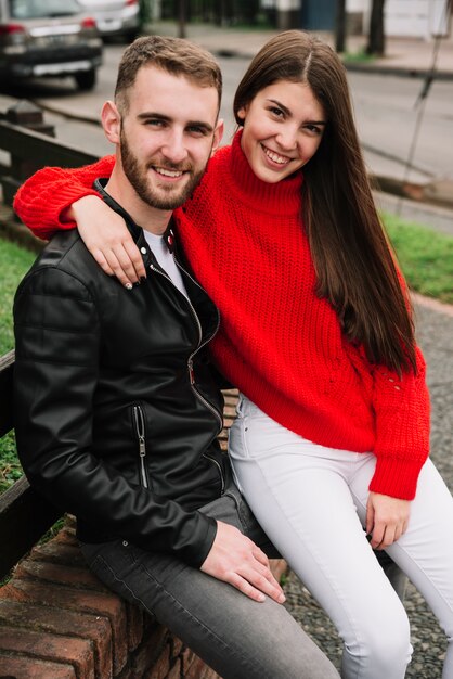 Pareja joven enamorada al aire libre