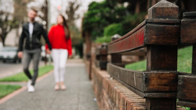 Pareja joven enamorada al aire libre