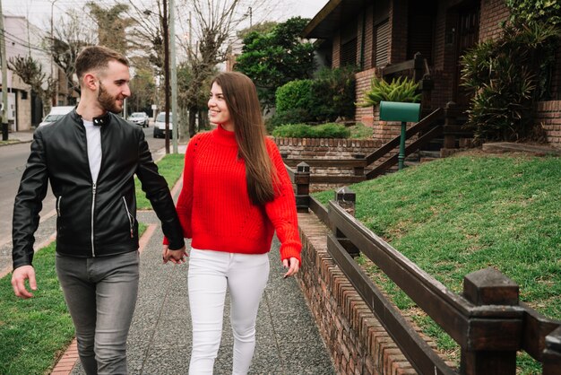 Pareja joven enamorada al aire libre