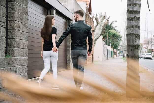 Pareja joven enamorada al aire libre