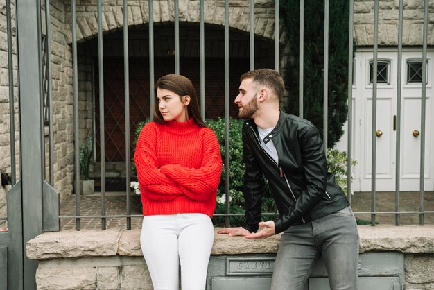 Pareja joven enamorada al aire libre