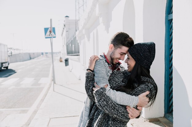 Pareja joven enamorada en un día soleado