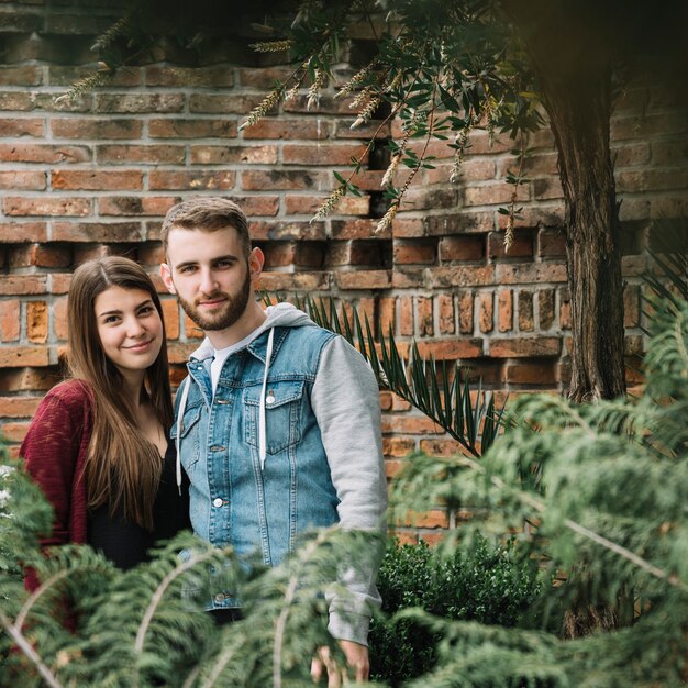 Pareja joven enamorada en jardín