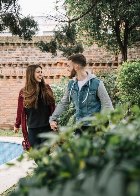 Pareja joven enamorada en jardín