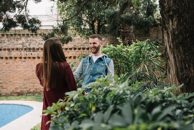 Pareja joven enamorada en jardín